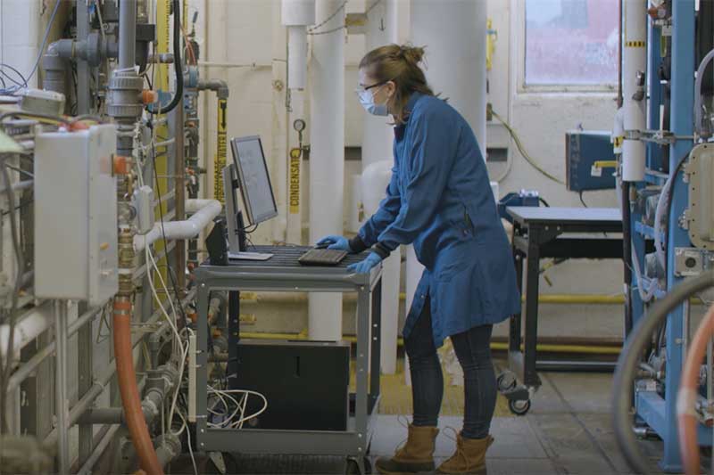 Hannah Boyce works in a chemical engineering lab.